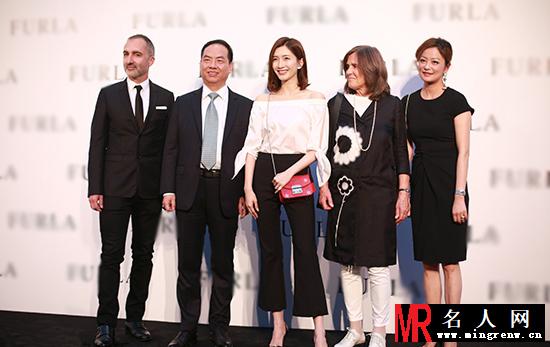 江疏影出席某品牌活动 小露香肩气场全开(1)