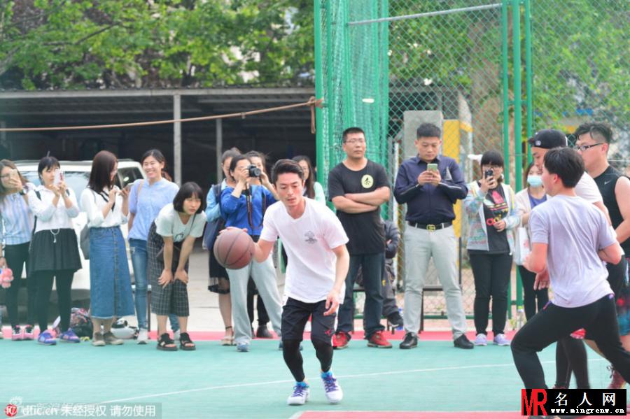 霍建华球场大秀球技与粉丝同乐(1)