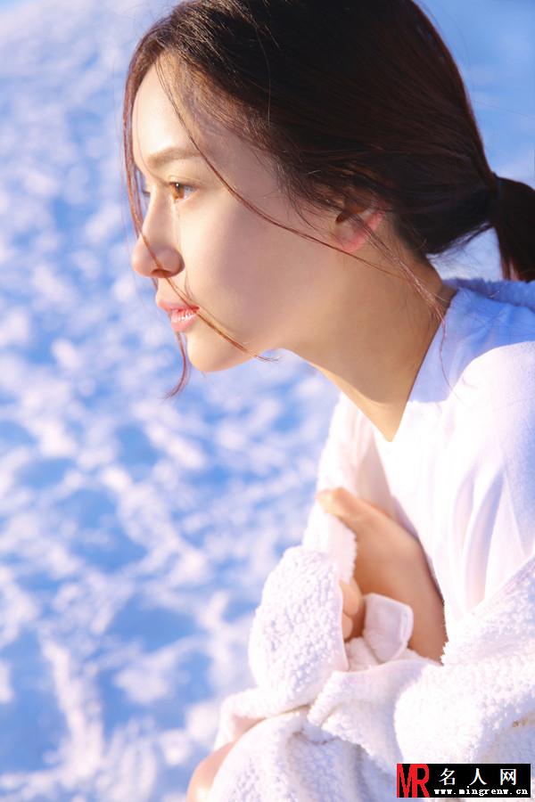 施诗冬日雪地写真 女神俏皮浴巾抢戏(1)