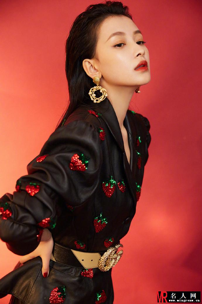 孙怡出席VogueFilm时装电影盛典  夸张的金属耳饰华丽耀眼(1)