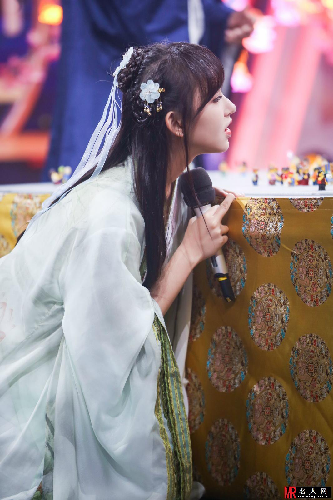 程潇《天天向上》吊环舞首秀 唯美动人如梦如幻(1)