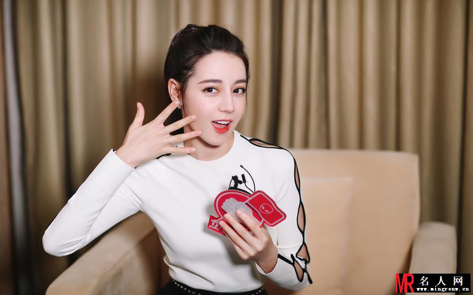 热巴穿黑色皮裙性感十足 笑容甜美惹人爱(1)