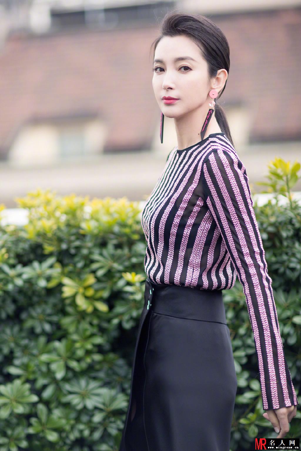 李冰冰亮相阿玛尼秋冬大秀 身着品牌系列服饰简洁优雅尽显女人味(1)