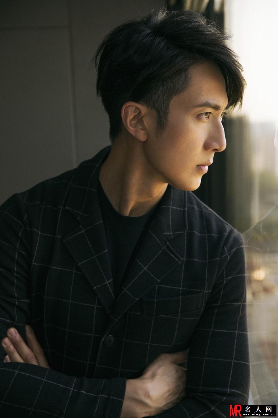 型男吴尊现身品牌活动 举手投足间绅士气质十足(1)
