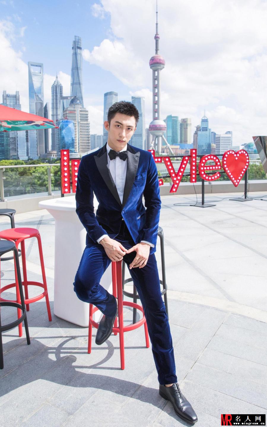 黄景瑜盛装出席盛典 迷人眼神尽显绅士风度(1)