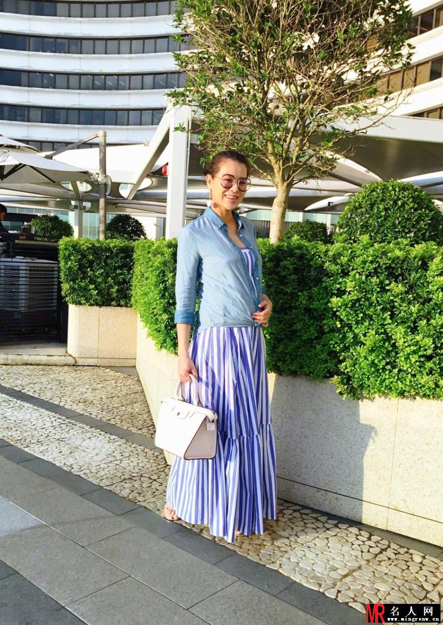 准辣妈胡杏儿晒美照 修身长裙尽情秀曲线(1)