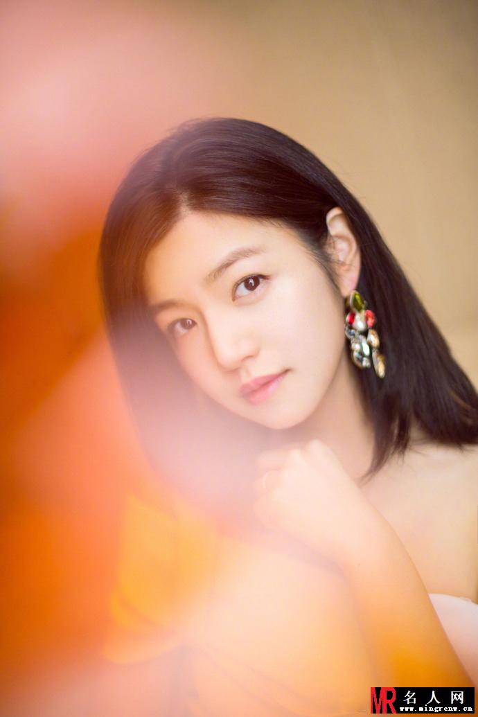 陈妍希穿短裙肤白腿美 托腮微笑十分温婉动人(1)