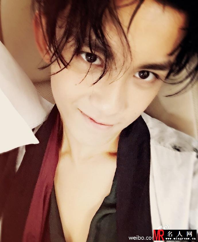 吴磊晒自拍照 笑容邪魅上演湿发诱惑(1)