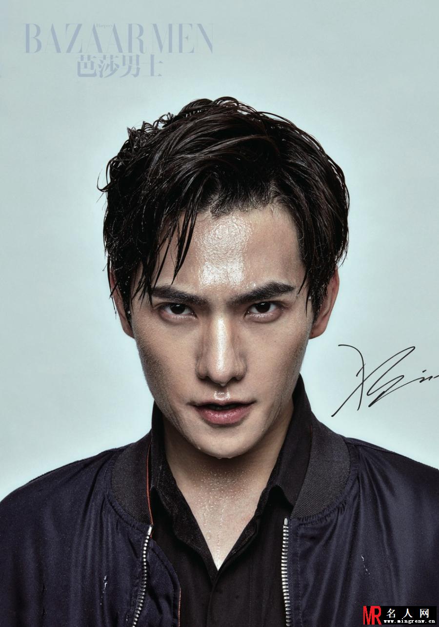 杨洋封面大片 目光坚毅演绎雨中熟男(1)
