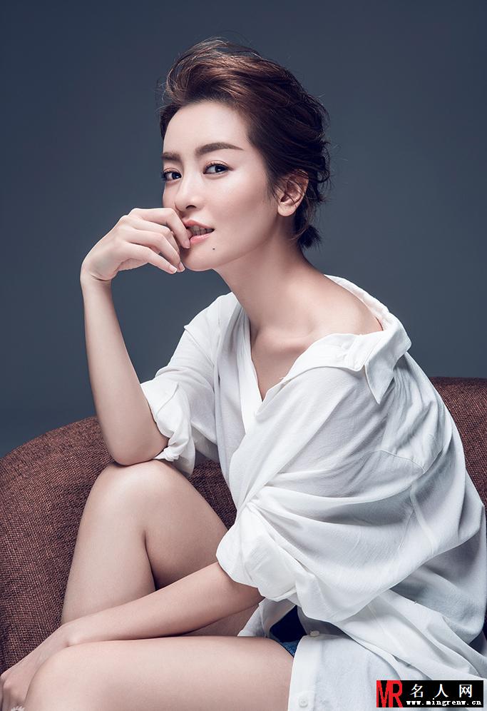 李晟一袭白衬衫化身“暖心女神”(1)
