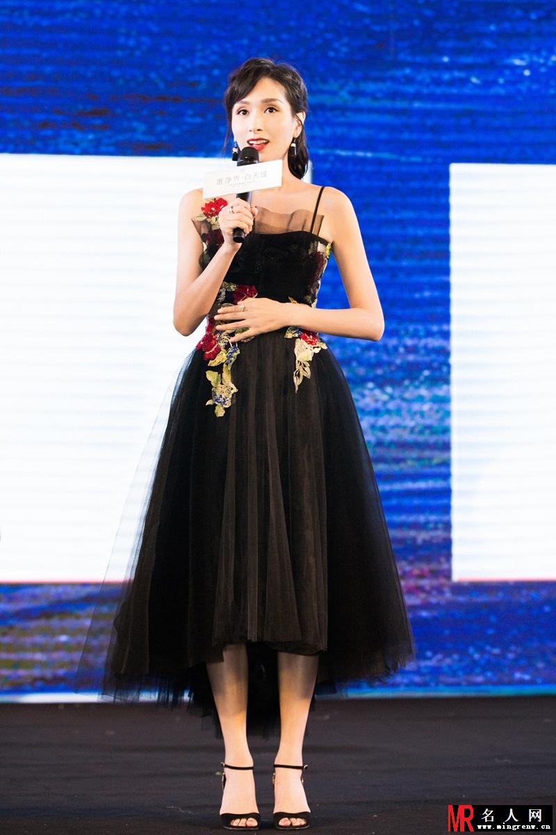 杨恭如一身黑色露肩小礼服 肤如凝脂尽显冻龄超凡魅力(1)
