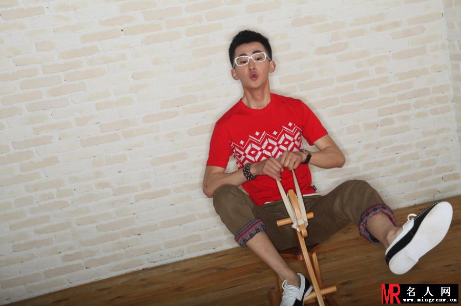 刘小震曝清新夏日写真 俏皮活泼活力十足(1)