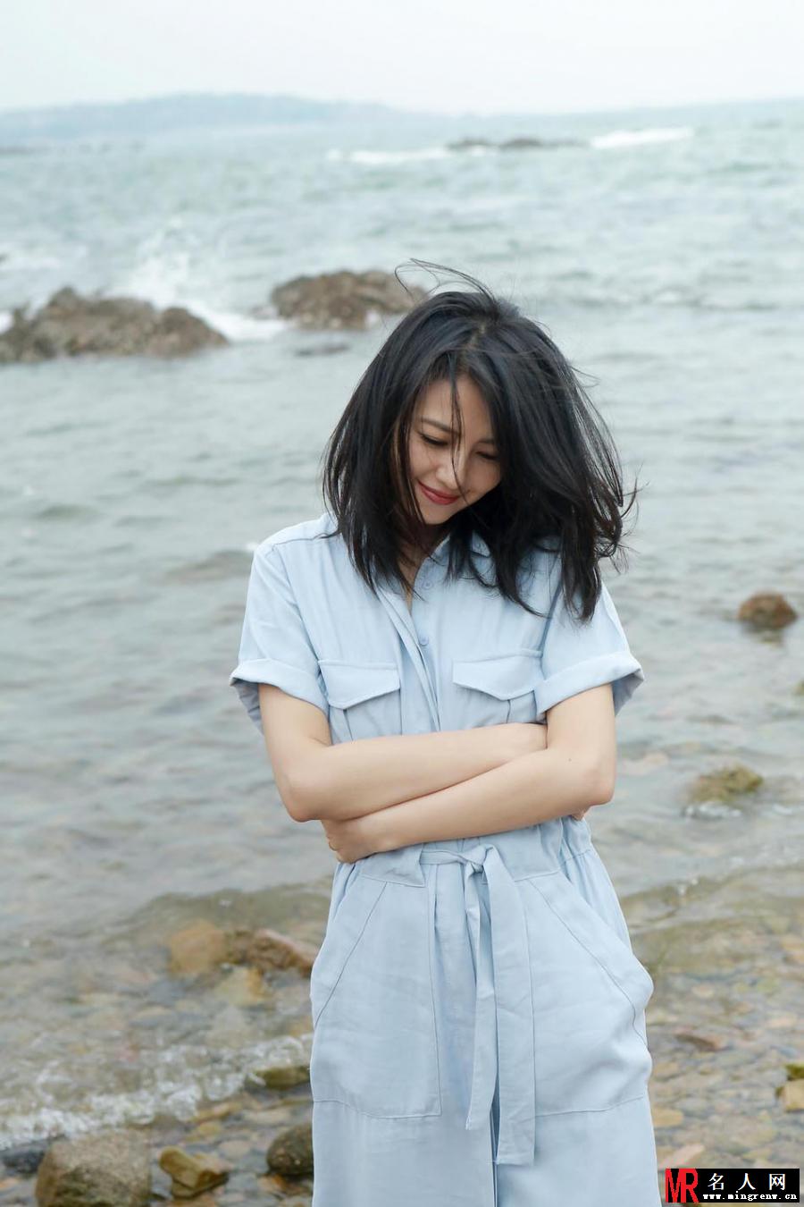 太美了！高圆圆海边随拍 尽显颜值甜笑迷人(1)