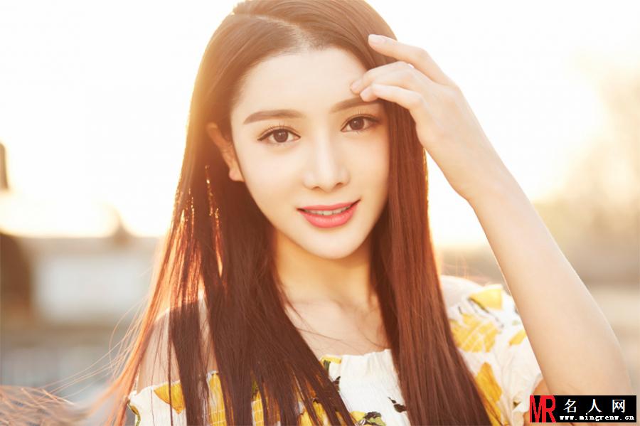 任娇户外写真 落日下美好容颜更显温暖(1)