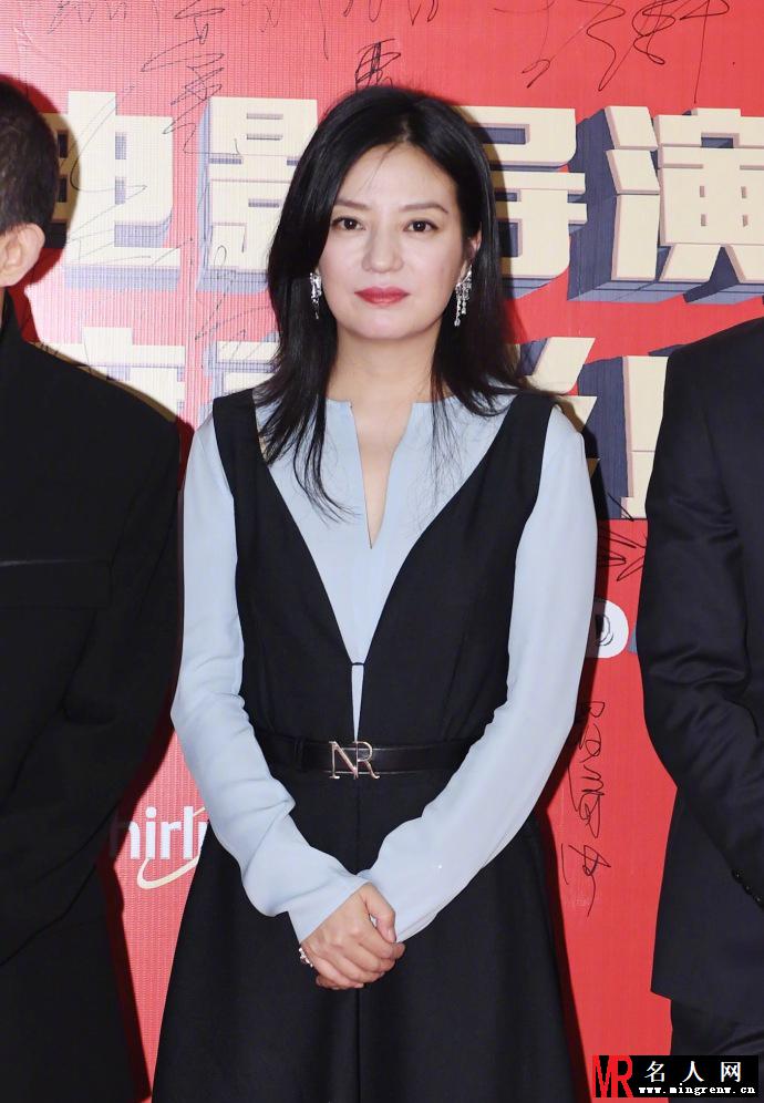 赵薇现身导演协会年度表彰红毯 一身素雅裙装优雅干练大气(1)