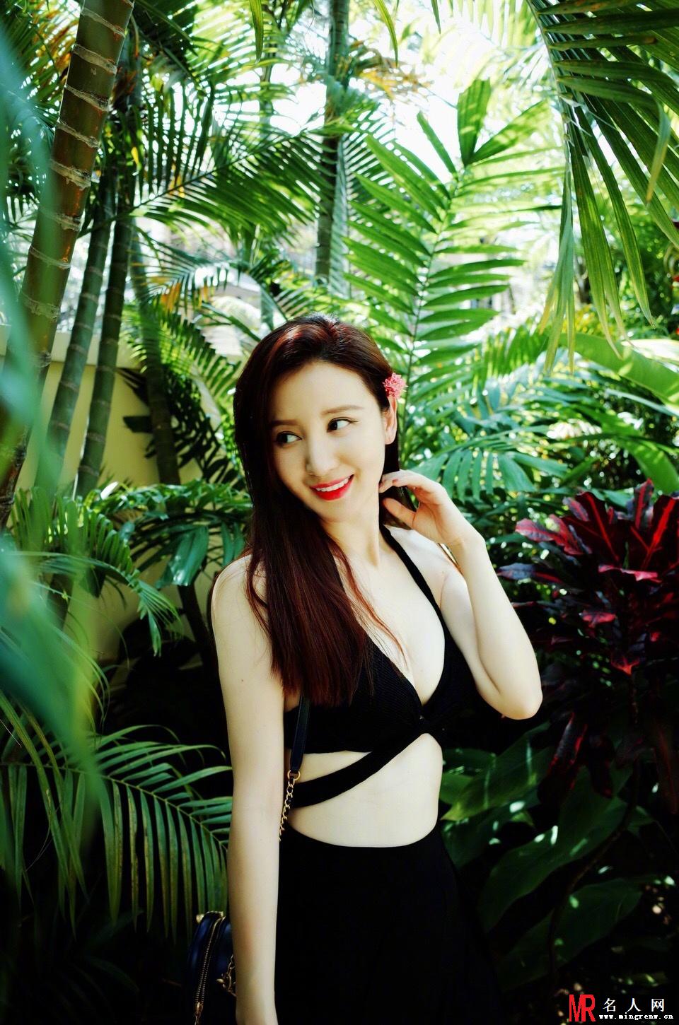 张萌最新写真曝光 穿绑带比基尼度假傲人身材超吸睛(1)
