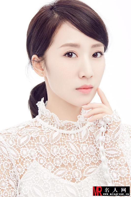 李念蕾丝写真 黑白风格转换自如(1)