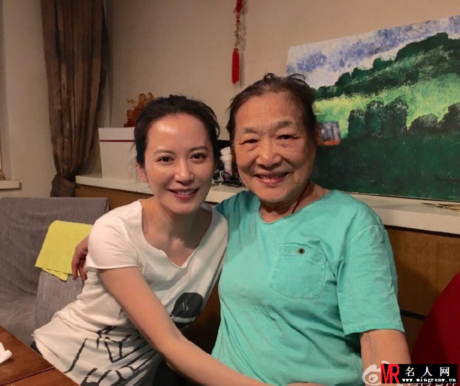 俞飞鸿看望恩施 素颜保住“冻龄女神”称号(1)