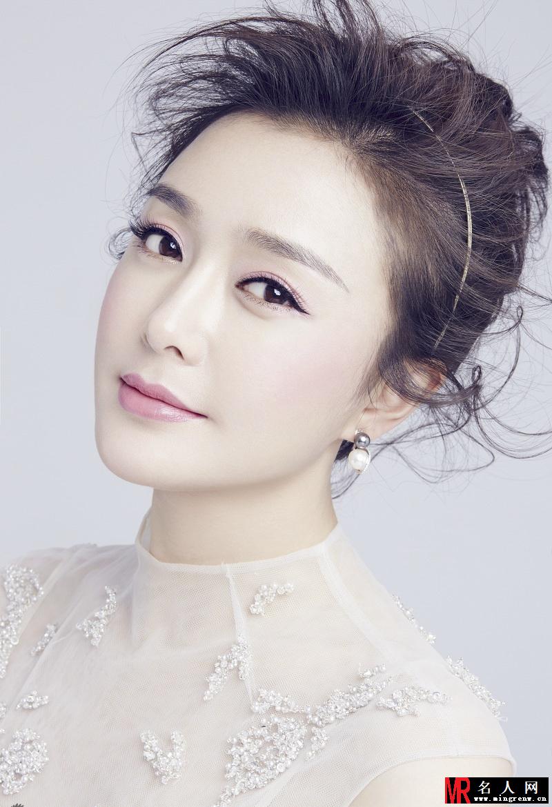 秦岚亮相杂志封面 演绎甜美复古风(1)