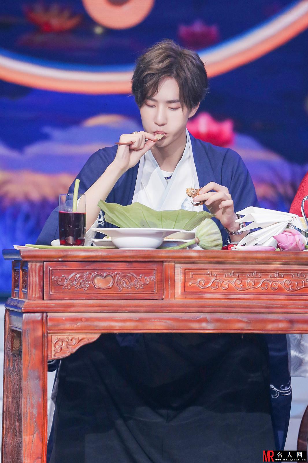 王一博《天天向上》古装舞扇 汉服少年扬袂蹁跹(1)