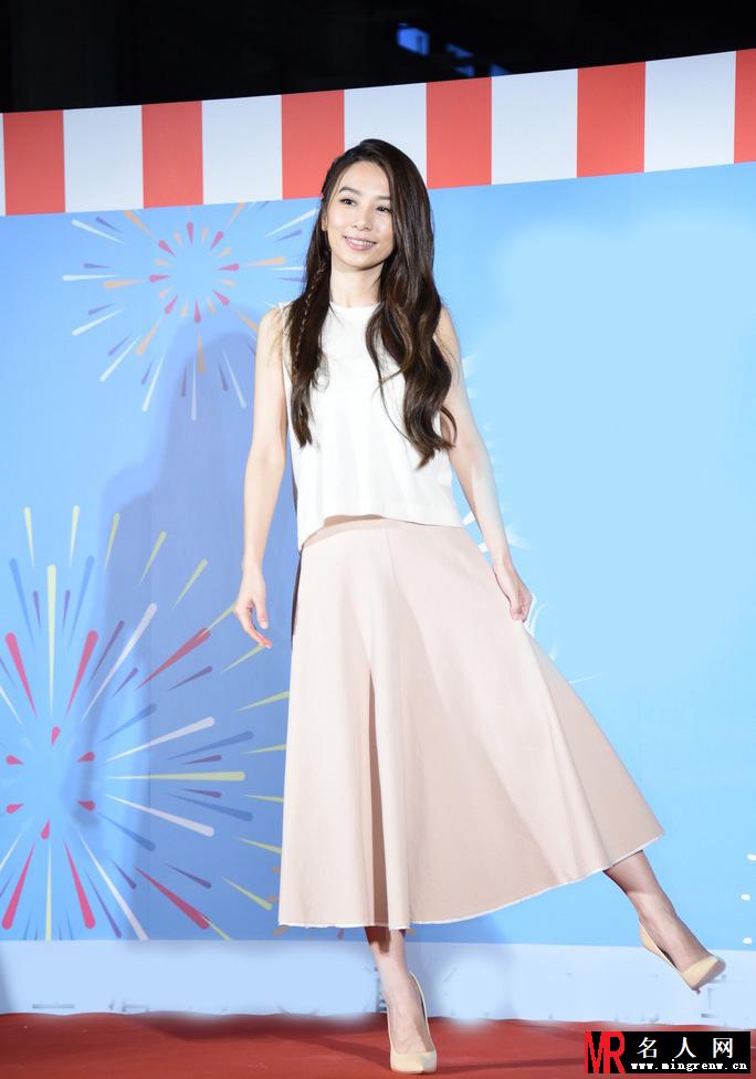 田馥甄长裙出席活动 笑容甜美开心无比(1)