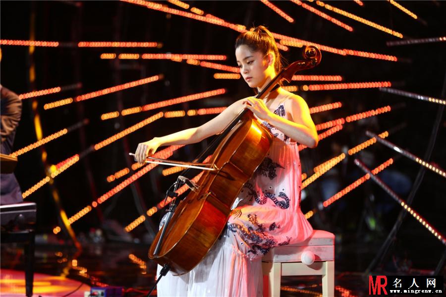 2017微博电影之夜现场 欧阳娜娜大提琴演奏“爱乐之城主题曲”(1)