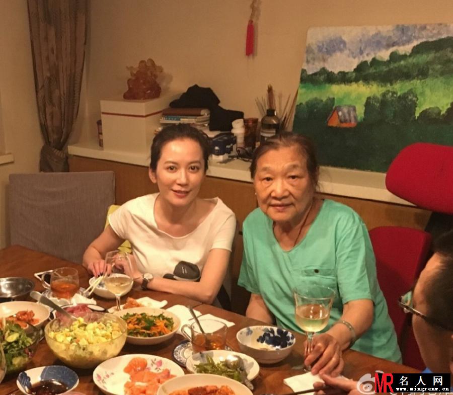 俞飞鸿看望恩施 素颜保住“冻龄女神”称号(1)