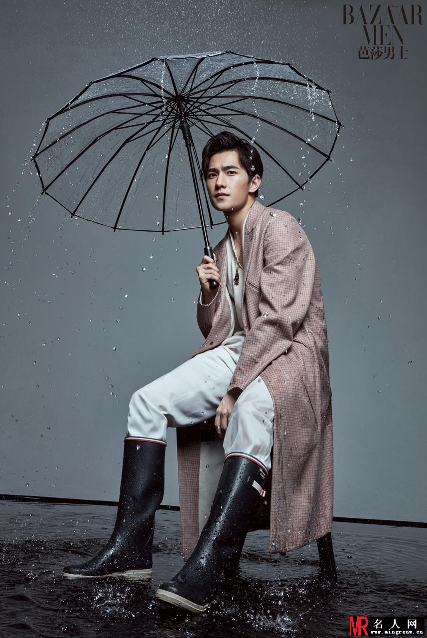 杨洋封面大片 目光坚毅演绎雨中熟男(1)