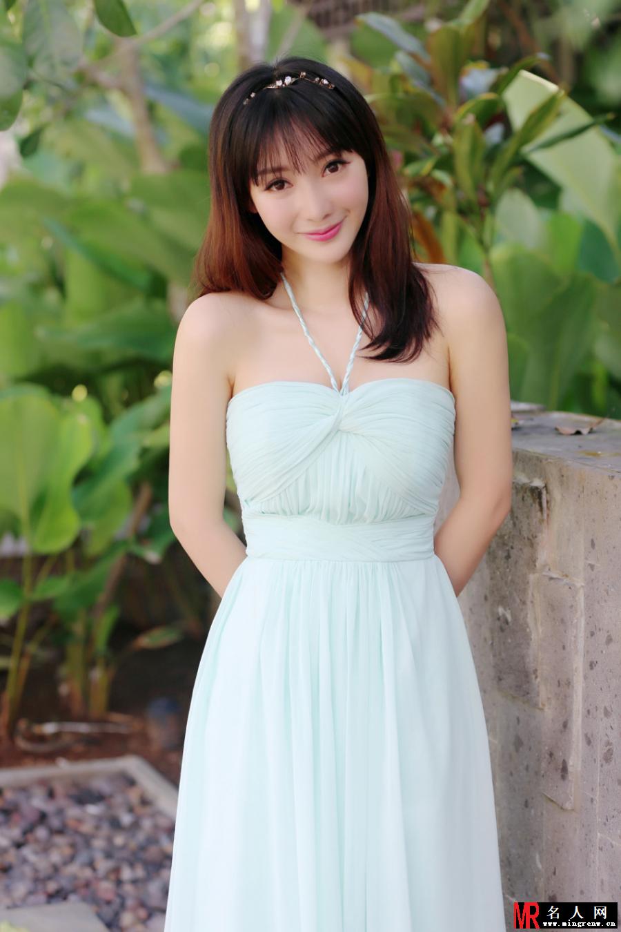 柳岩担任婚礼伴娘 抹胸礼服清凉而性感(1)