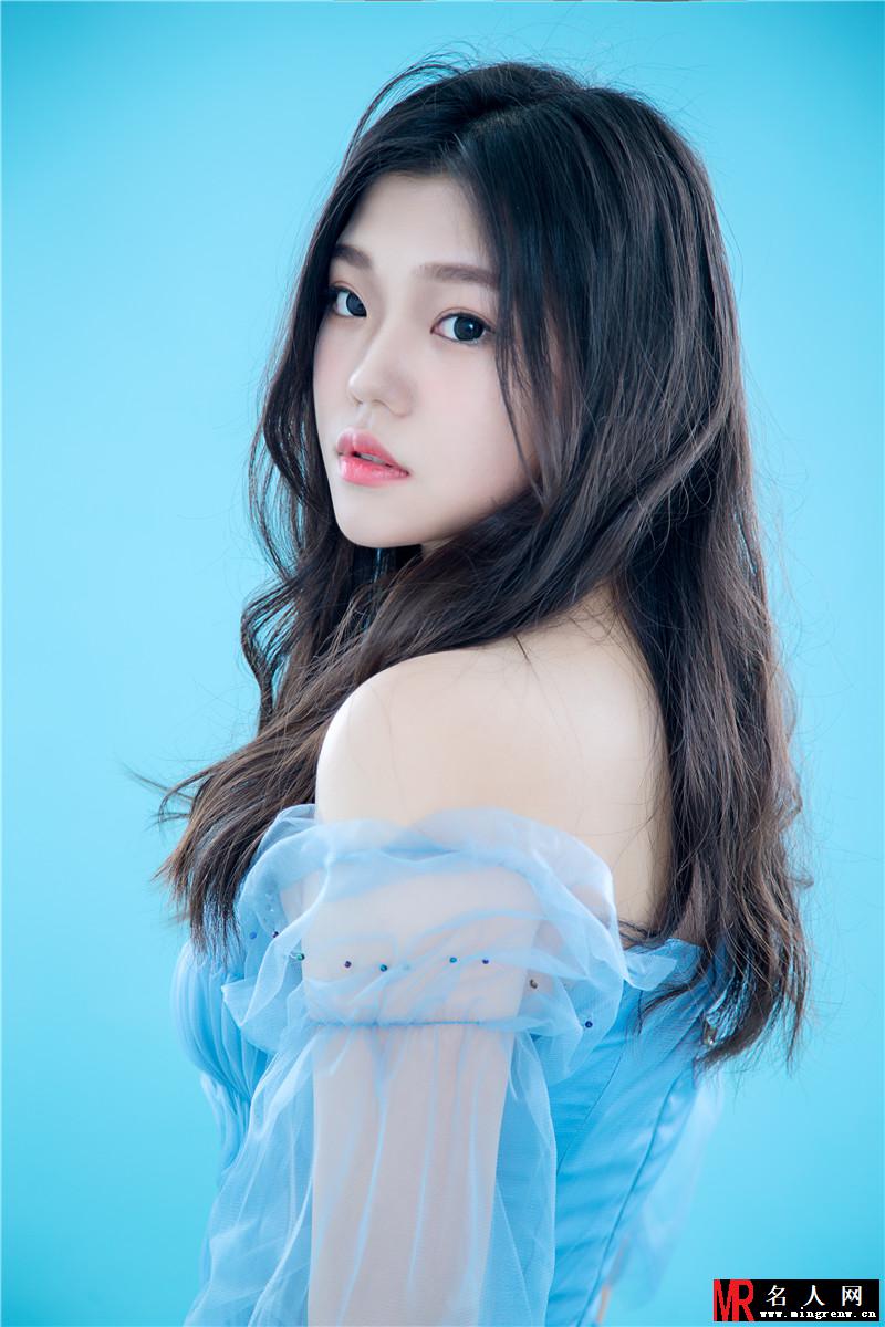 赵曼茵《小星星》主题写真大片 淡蓝色少女元气满满(1)