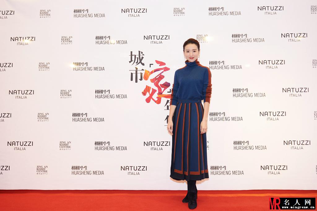 董洁亮相艺术展知性优雅 新剧收视连续霸榜(1)