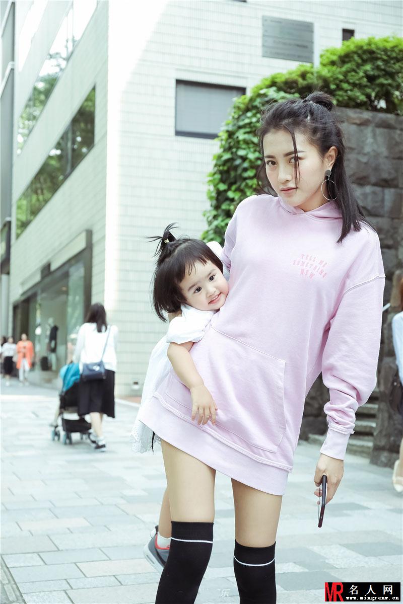 包文婧带女儿饺子拍写真 萌妈囧娃朝可爱(1)