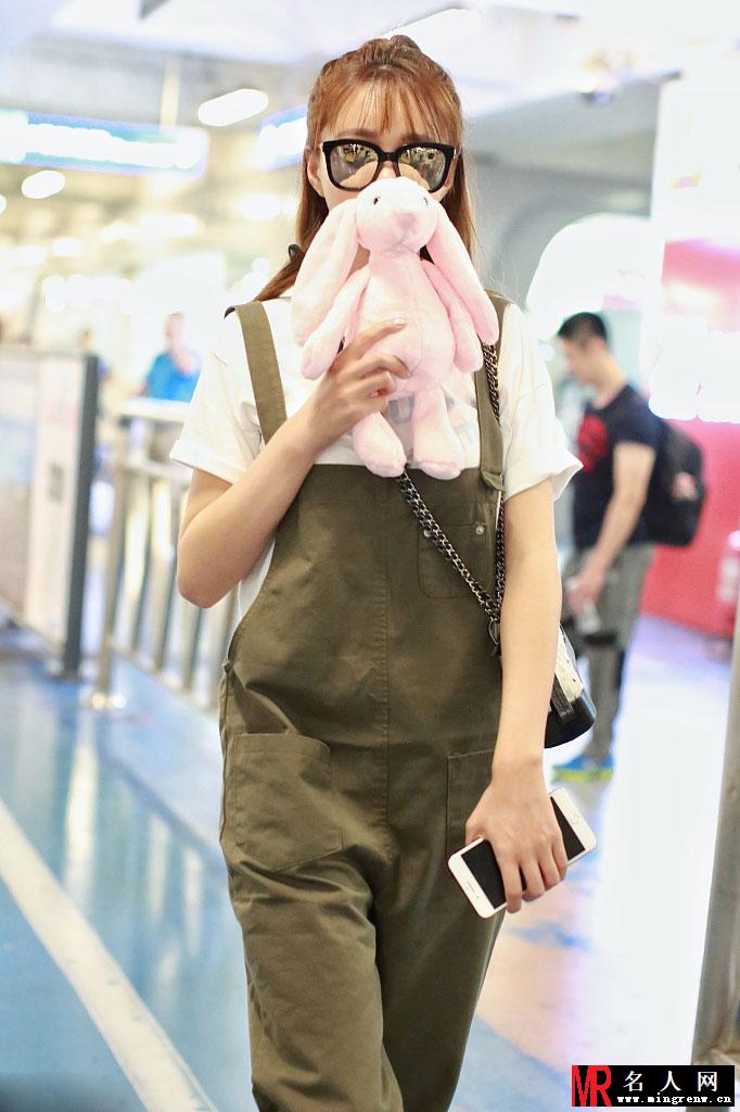 沈梦辰变元气少女 苹果头配背带裤削皮可爱(1)
