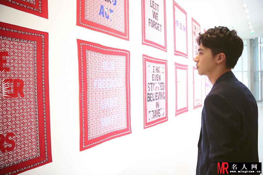 许魏洲巴黎看非洲艺术展 身穿深蓝西装俊雅帅气(1)