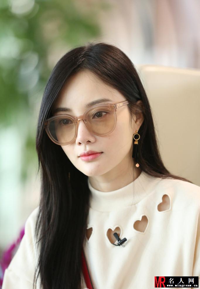 李小璐演绎潮妈时尚 甜馨放飞自我变表情包(1)