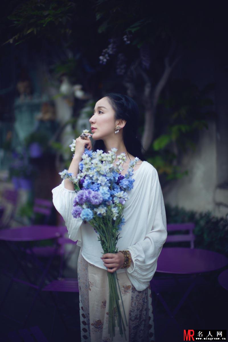 娄艺潇异域风格唯美写真曝光 素雅灵气似仙子(1)