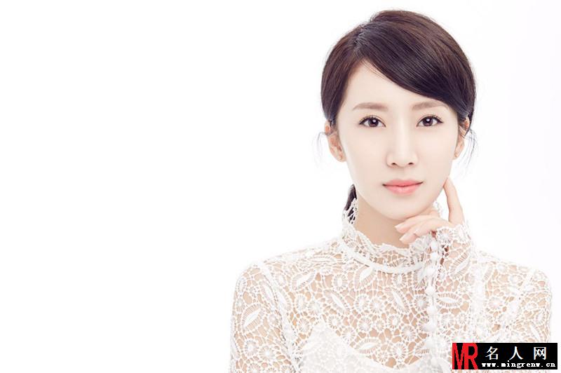 李念蕾丝写真 黑白风格转换自如(1)