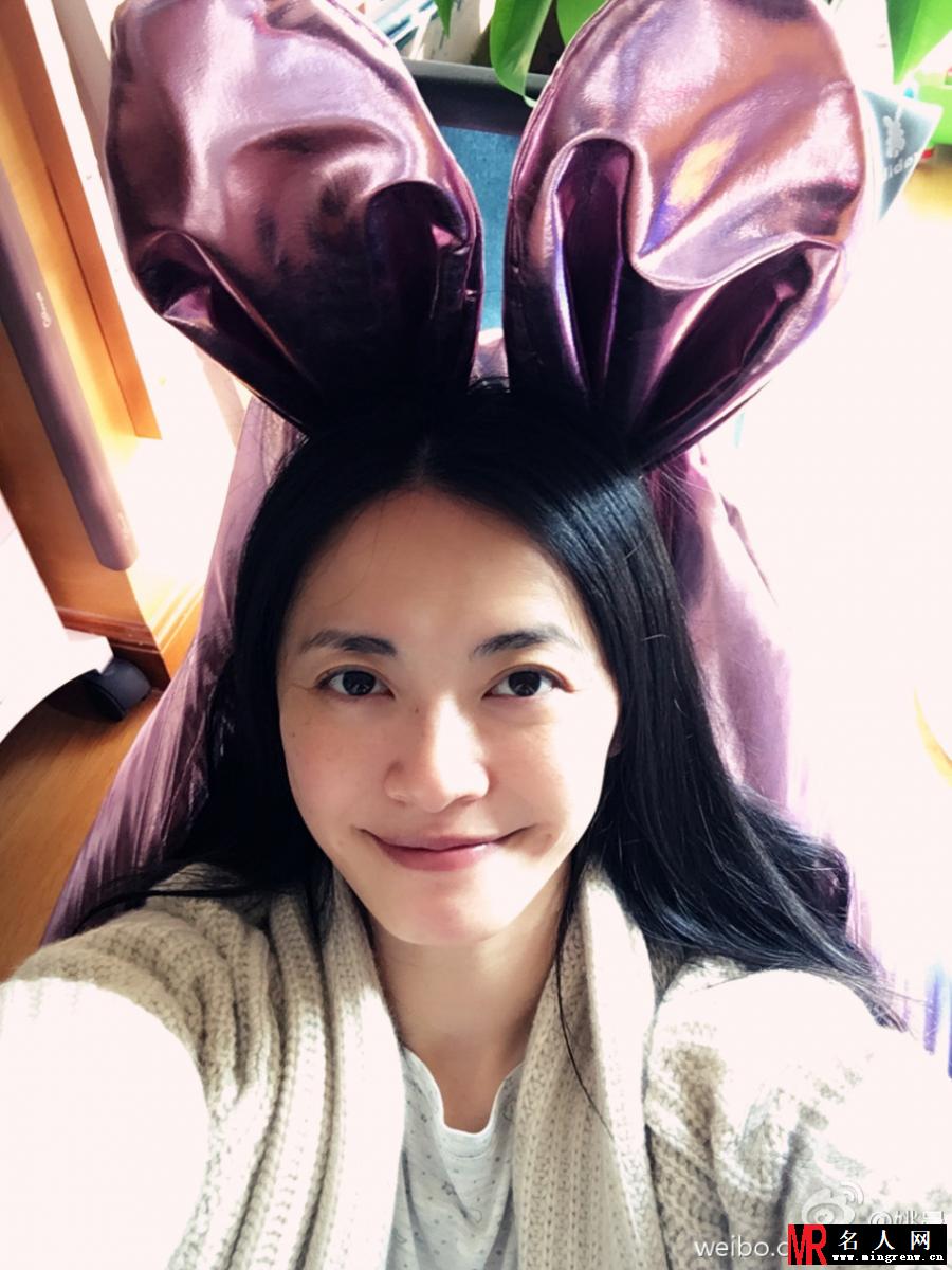 姚晨晒照与儿子拼颜值 网友赞各有各的美(1)