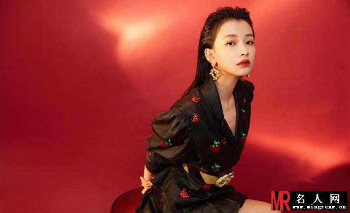 孙怡出席VogueFilm时装电影盛典  夸张的金属耳饰华丽耀眼(1)