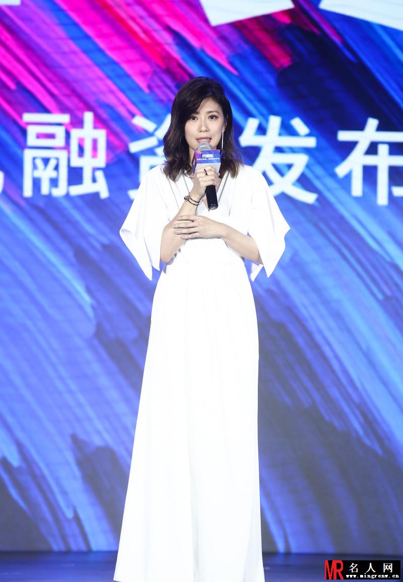 贾静雯深V白色长裙  大方露笑女神范十足(1)
