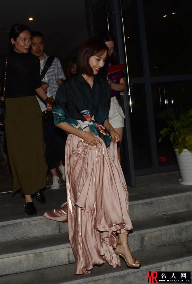佟丽娅结束活动后 向粉丝们微微一笑离场(1)