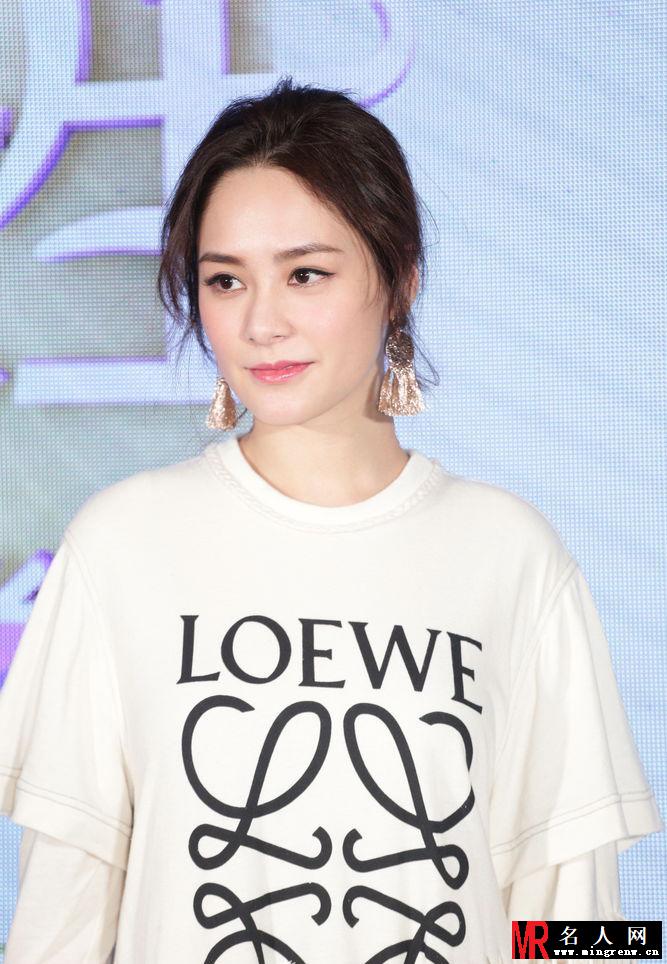 阿娇出席活动妆容淡雅精致 再现娇式穿搭(1)