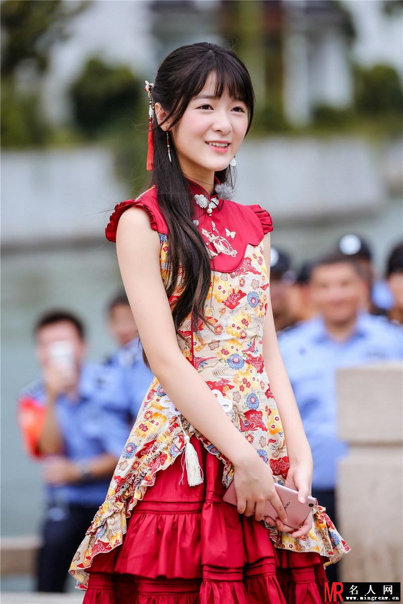《我们来了》徐娇身穿朱雀装美艳动人(1)