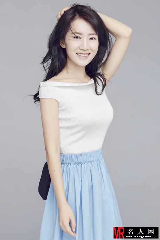夏日氧气美少女！李念衬衫蓝裙搭配少女感爆棚(1)
