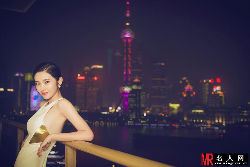唐艺昕一袭长裙 亮相上海国际电影节(1)