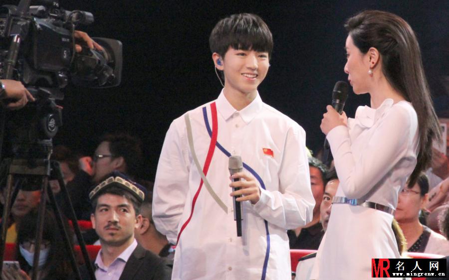 王俊凯登央视青年节晚会 现场演唱歌曲(1)