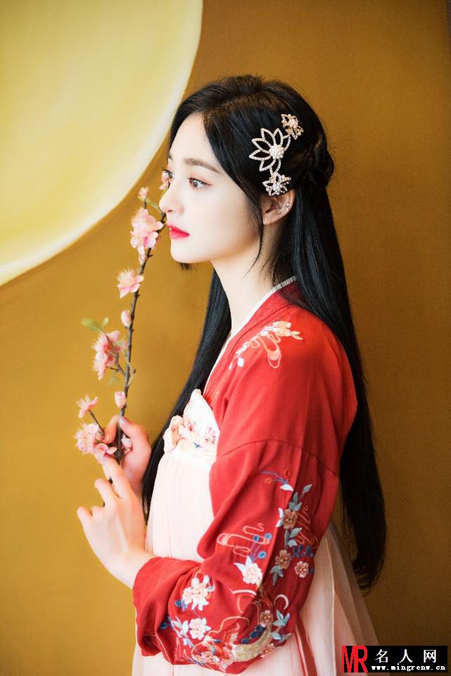 周洁琼古装扮温婉动人 娇美回眸俏兮盼兮(1)