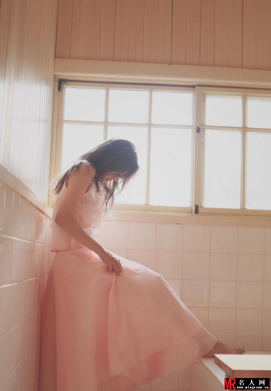 罗志祥女友周扬青晒照 身穿唯美裙尽显淑女气质(1)