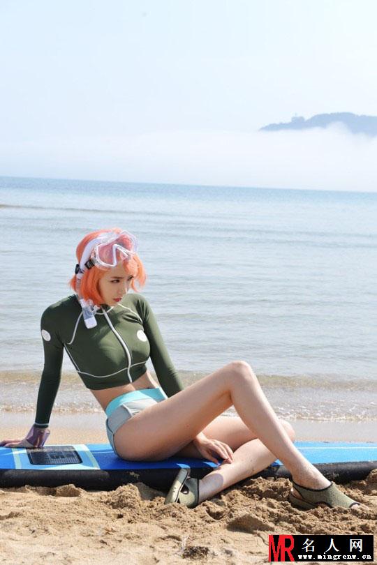 金罗娜海边拍泳装写真 展示完美性感身材(1)