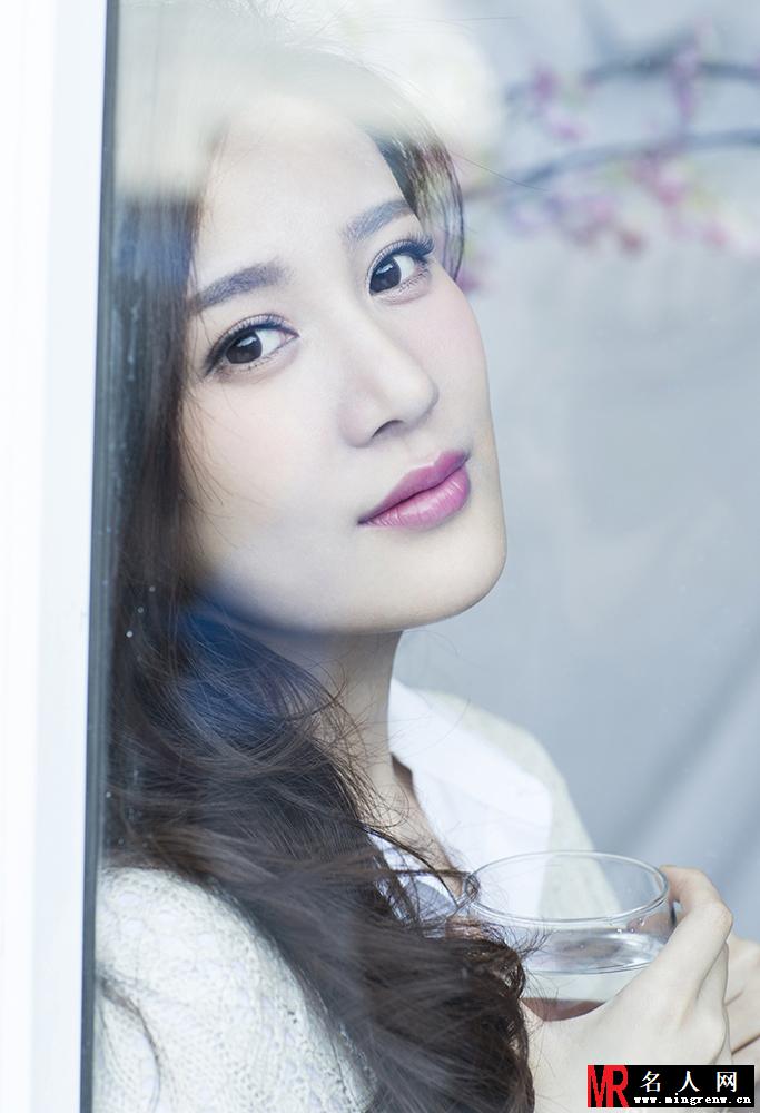 邬靖靖夏日写真 秀发披肩柔情万种(1)